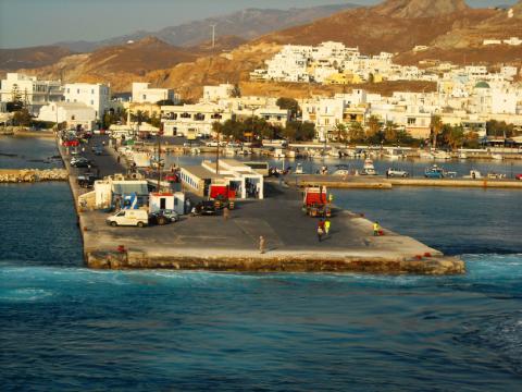 Καταρρέει το λιμάνι της Νάξου